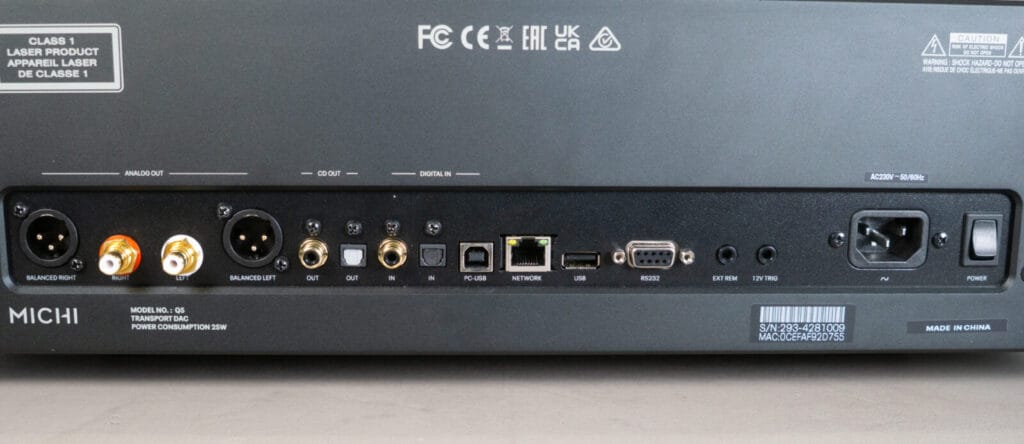 Rotel Michi Q5 rear panel