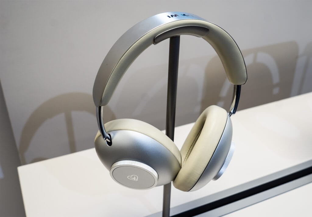 Loewe Leo headphones