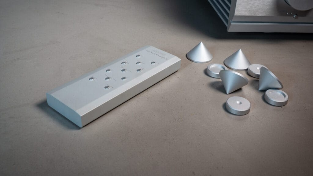 Musical Fidelity 600.2 remote and feet