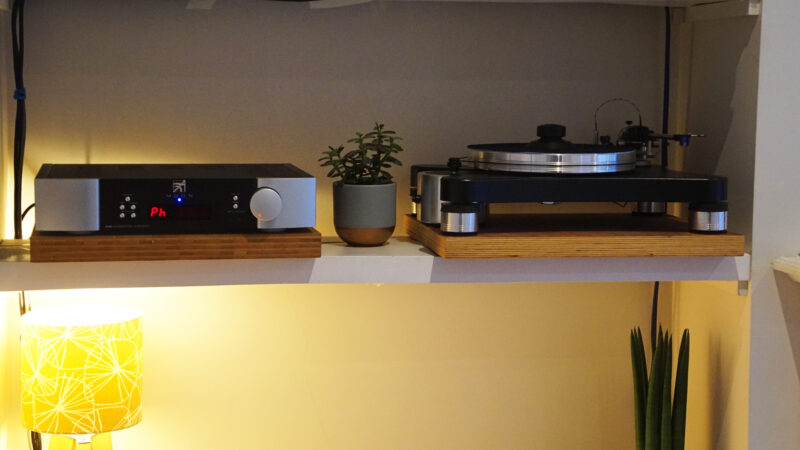 Moon 340i X amplifier and VPI Scout 21