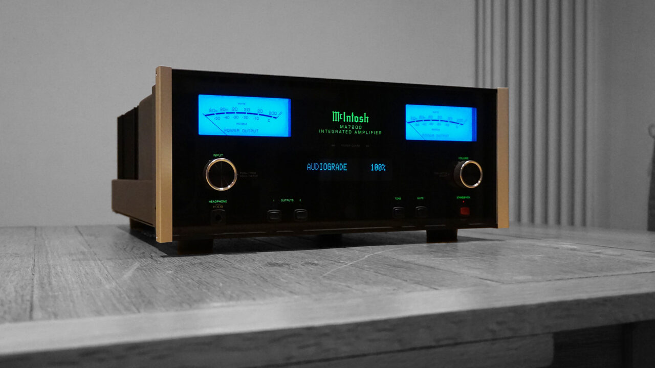 McIntosh 7200 feature inverted background
