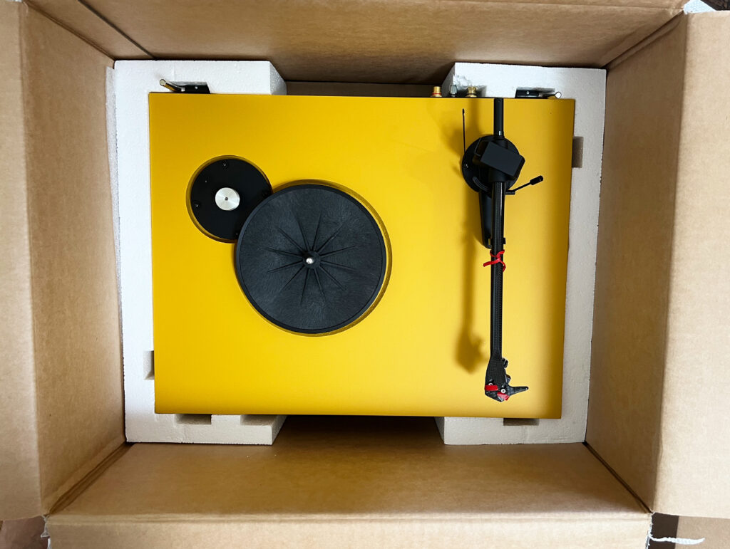 Pro-Ject Debut EVO 2 in box