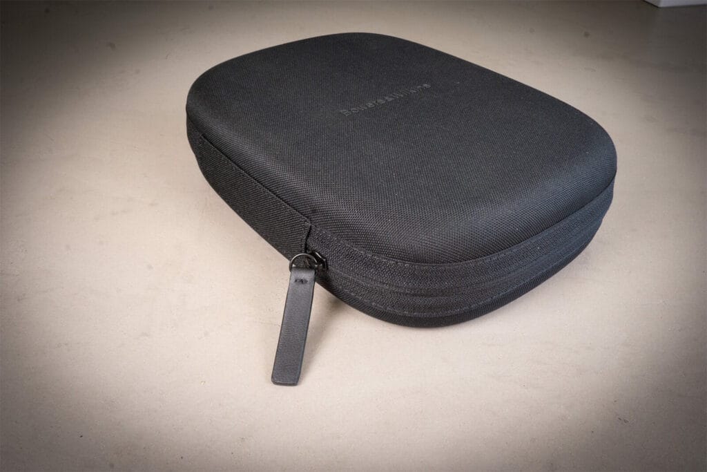Bowers & Wilkins Px8 S2 case toggle