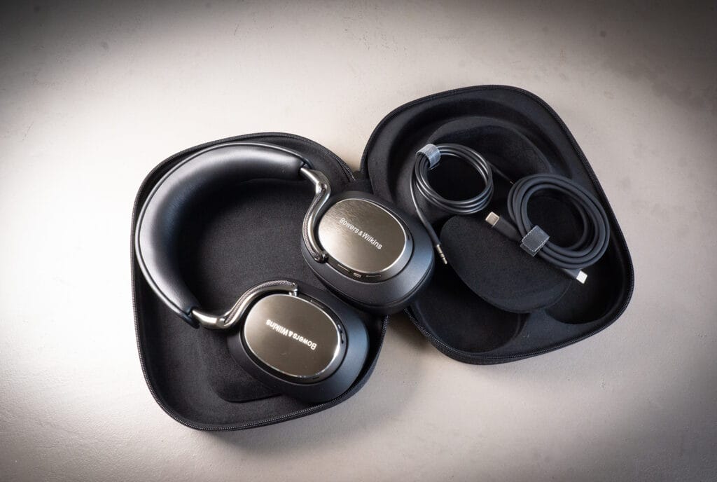 Bowers & Wilkins Px8 S2 in case