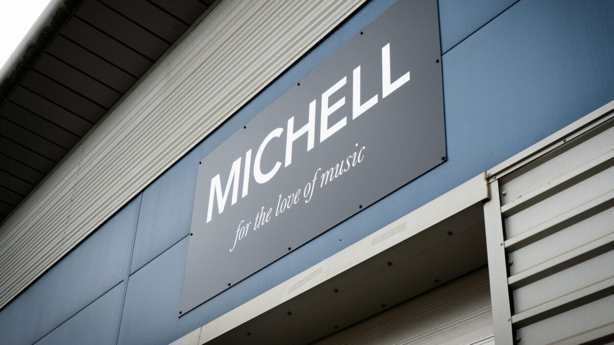 洋書 HOLLYWOOD GODDESS/MICHAEL MOELLERING Visit to Michell Engineering - Audiograde