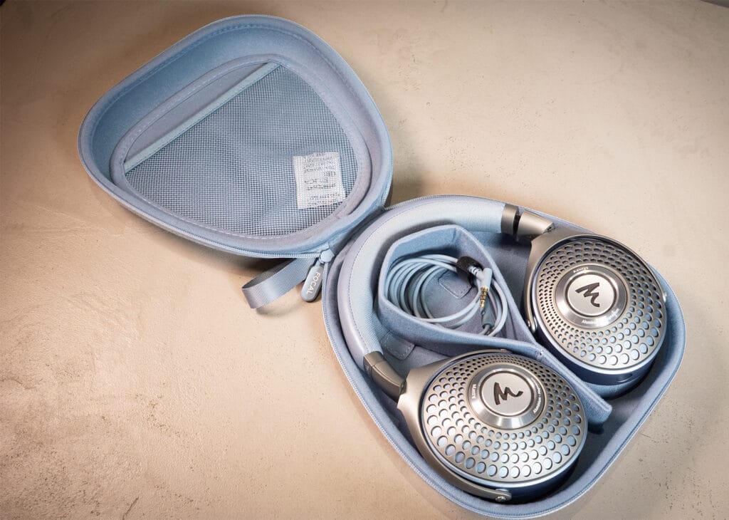 Focal Azurys in open case