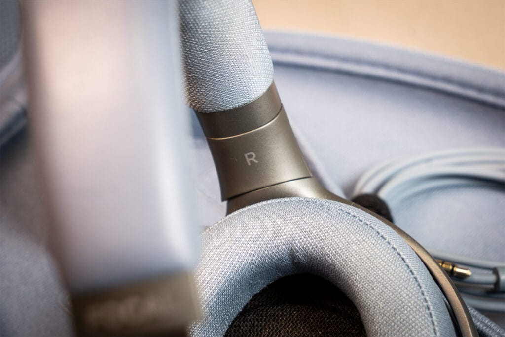 Focal Azurys right ear denotation