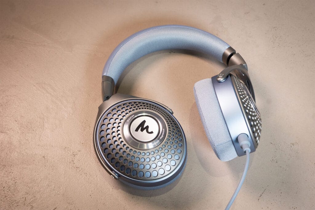 Focal Azurys with cable connected