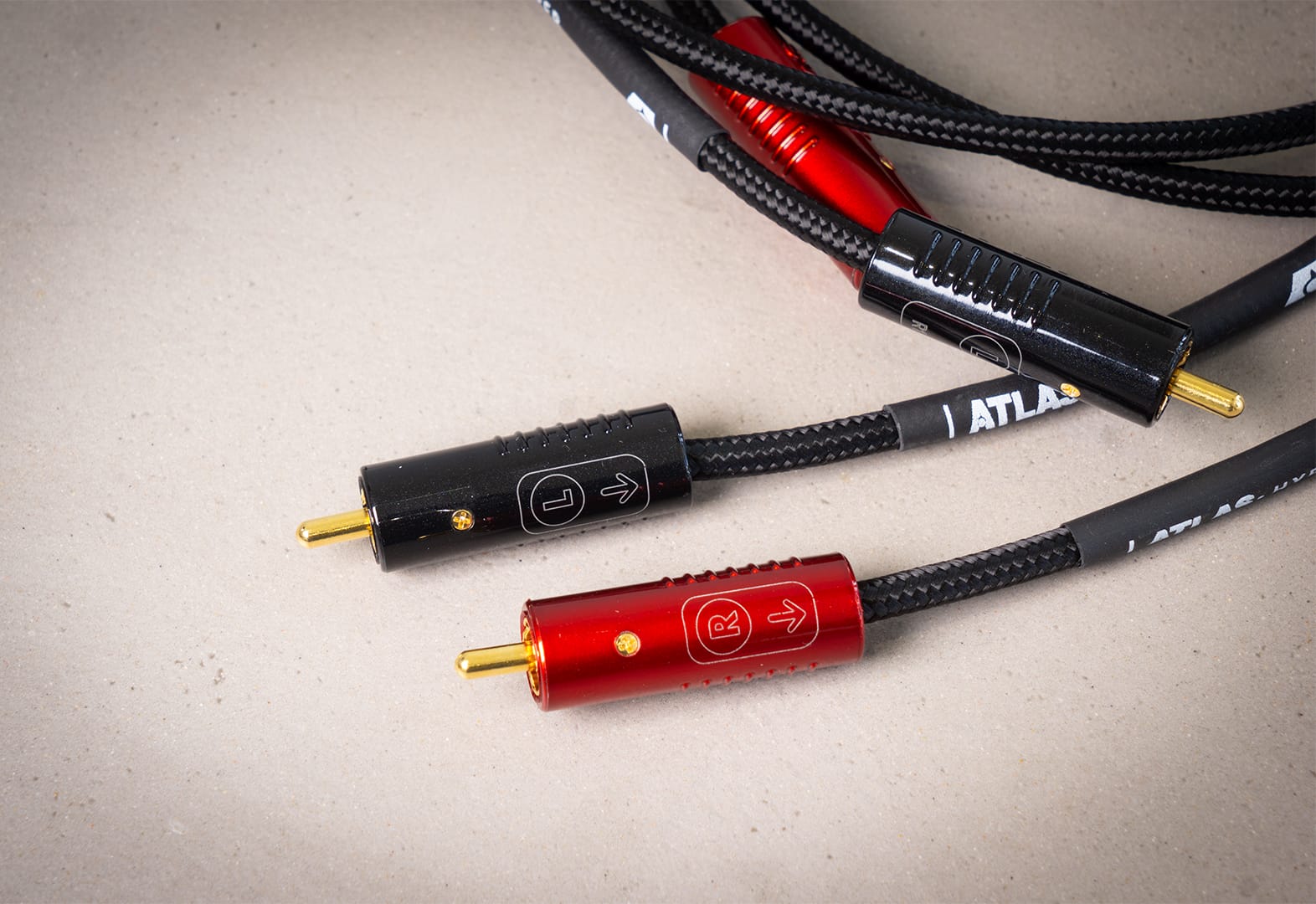 Atlas Arran RCA R1 plugs showing directivity
