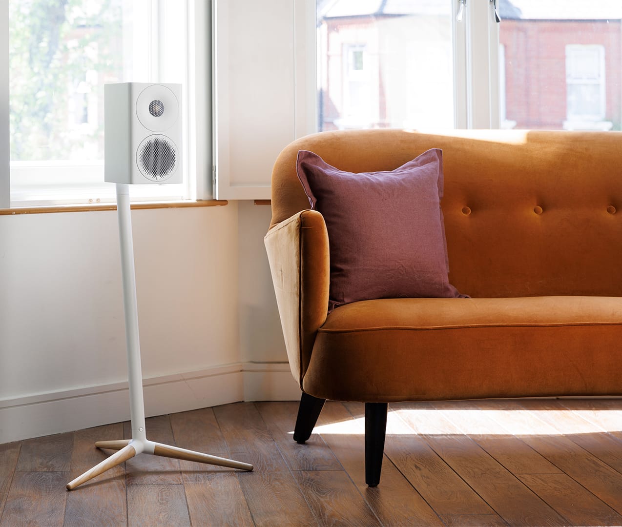 Monitor Audio Radius 3 on stand